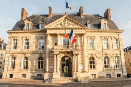 Façade d'une mairie française avec drapeau tricolore