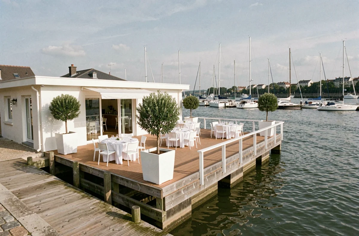 Terrasse du Yacht Club du Coudray-Montceaux avec marina et bords de Seine en arrière-plan